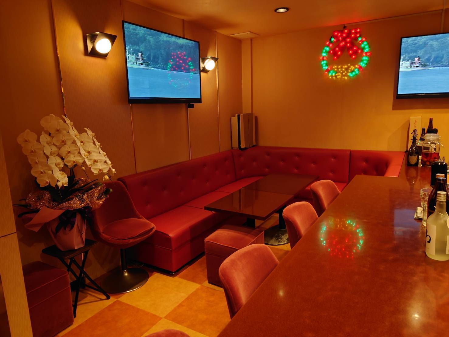Snack Hello Again 店内の全体写真2